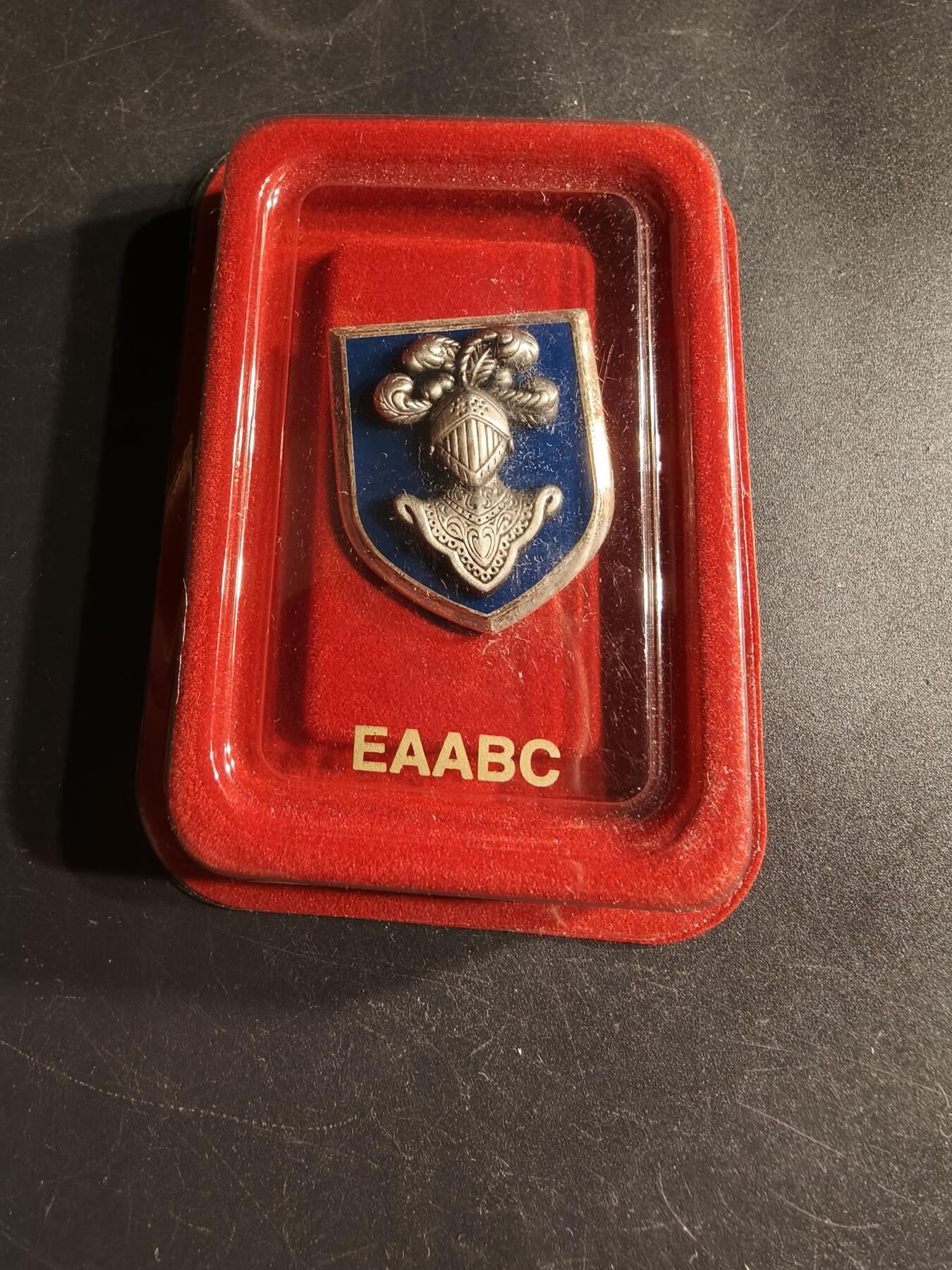 老王徽章第166期 法国装甲兵学校证章    亚瑟贝特朗造     原盒