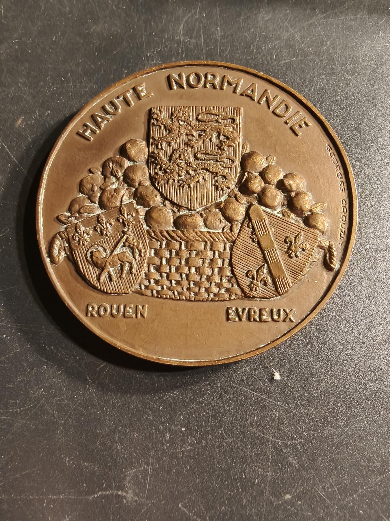 老王徽章第166期 法国上诺曼底大区大铜章    高浮雕    Crouzat作品     直径68mm.   重量140g