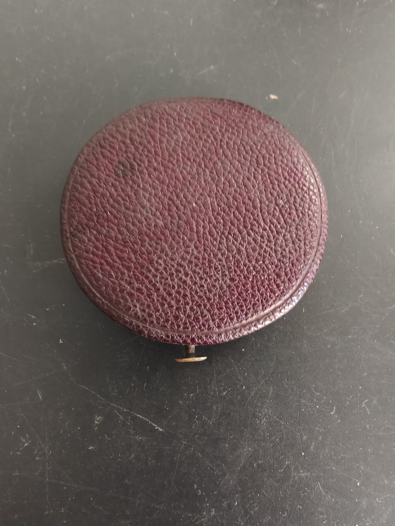 老王徽章第166期 法国银婚章    950银镀金    原盒    直径30mm.   重量11.9g