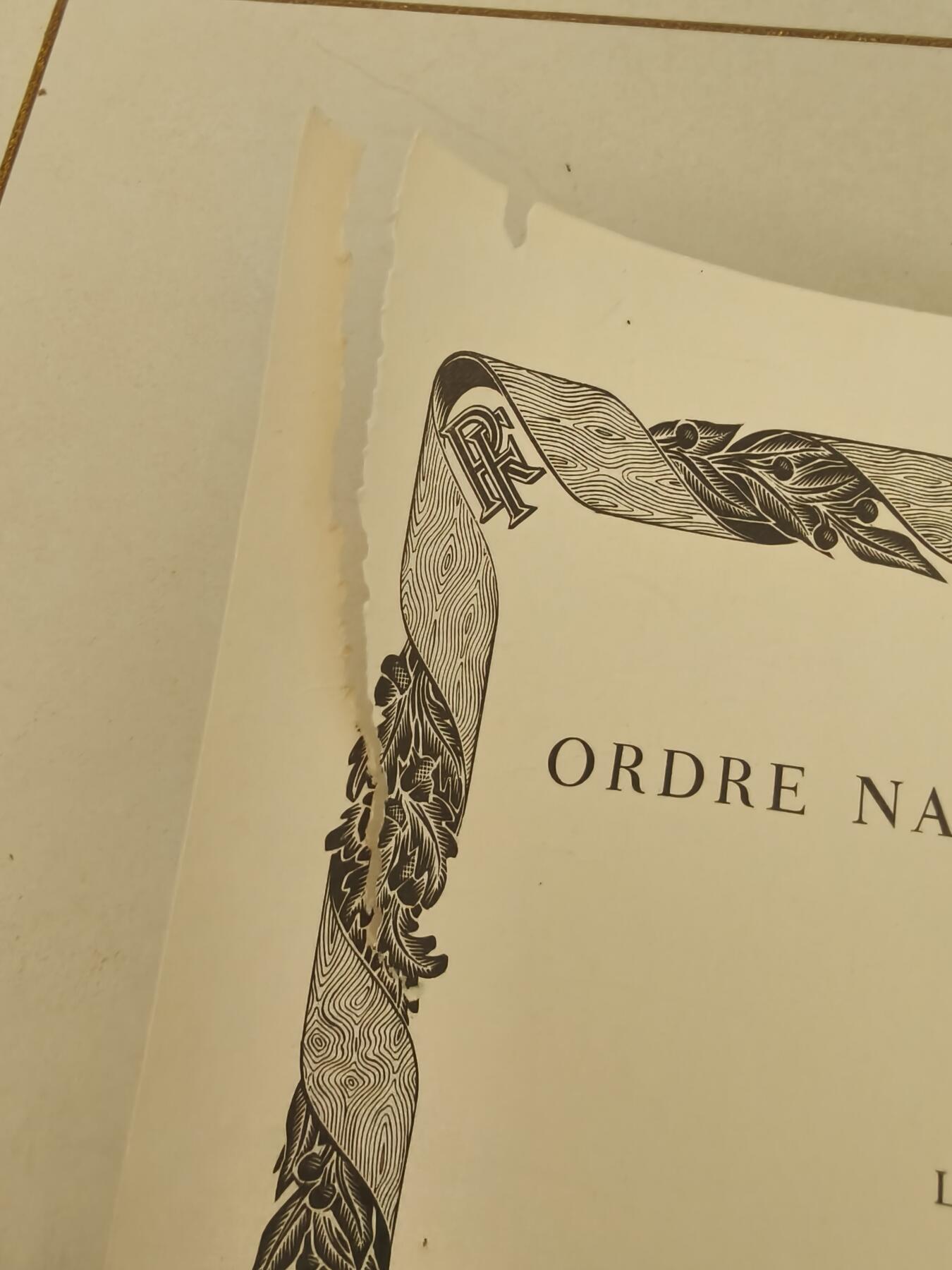 老王徽章第166期 法国军官级荣誉军团勋章证书    四共时期     左上有损     1955年授予空军中校