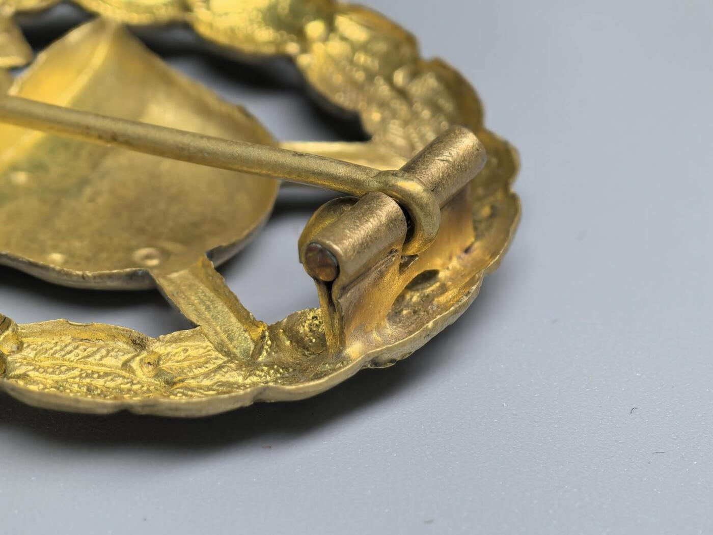 小驴勋章奖章收藏11月29日周六晚六点拍卖（珍爱和平，收藏战争，铭记历史，勿忘国耻，忠党爱国。有偿代拍，送拍规则在简介最后，参拍须阅读规则后再参拍，关系到运费包装发货时效真假辨别等关键信息，拍卖时不再发原图，看大图店主微信码在拍卖店铺介绍里） 德国一战金级战伤奖章镂空版本，非常少见