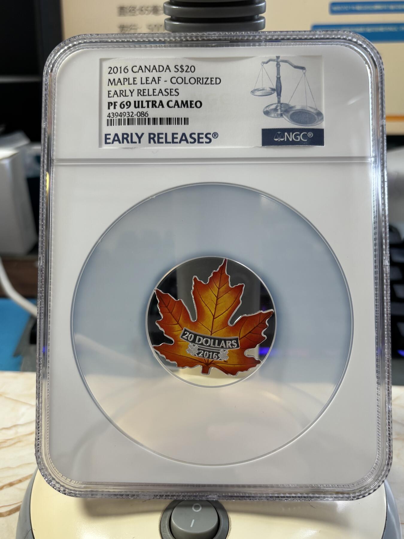 第183期拍卖 加拿大2016年世界首枚全彩色枫叶形1盎司纪念银币NGC-PF69无盒无证书，9999银，发行15000枚