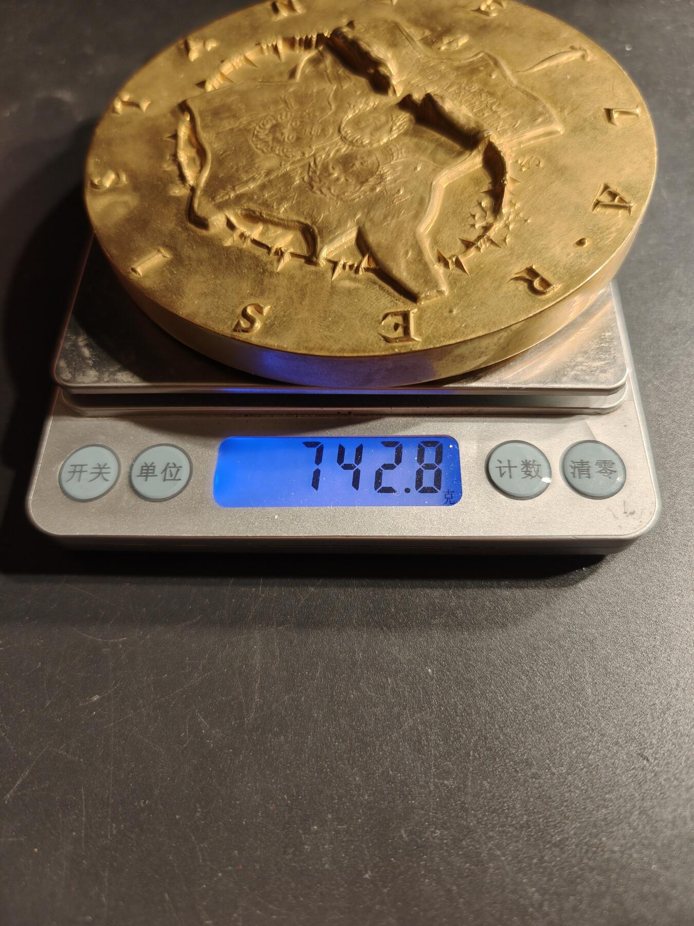 老王徽章第166期 法国二战抵抗运动自由法国全国委员会镀金大铜章    原盒，盒子有损     少见超大尺寸     直径90mm.    重量742.8g