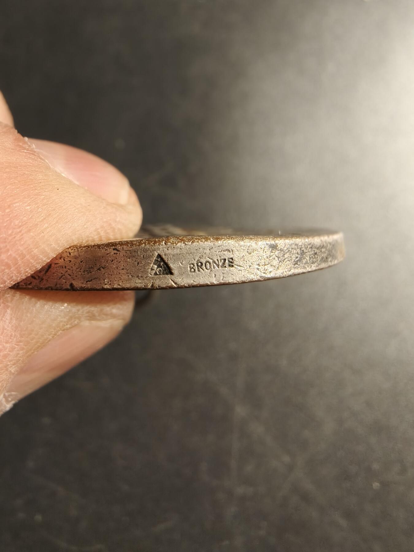 老王徽章第166期 法国“高卢人”镀银铜奖章     大师皮列作品     直径41mm.    重量32.2g