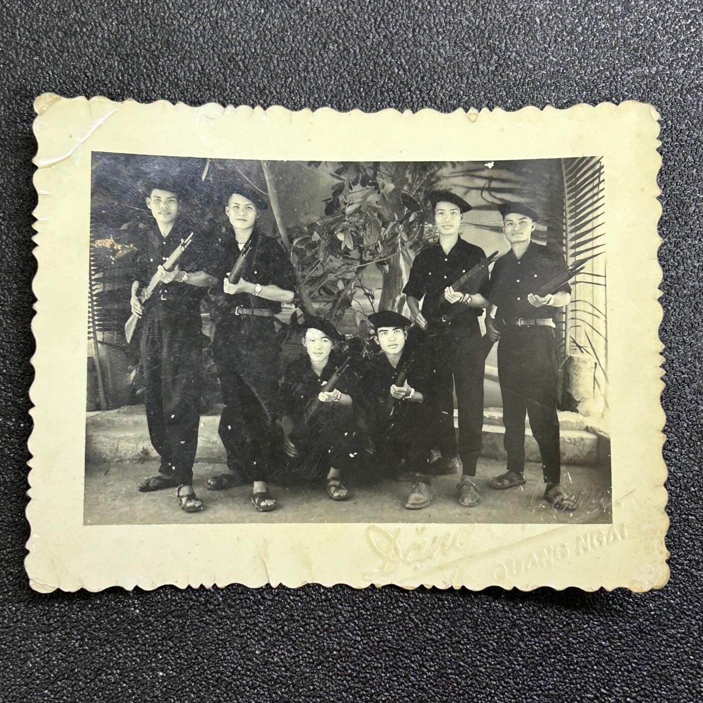 西秦中古拍卖第六十七期 越南战争时期 南越政府 越南共和国军人合影照片 背面有大量批注