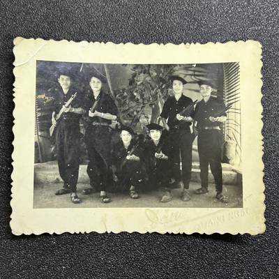 西秦中古拍卖第六十七期 - 越南战争时期 南越政府 越南共和国军人合影照片 背面有大量批注