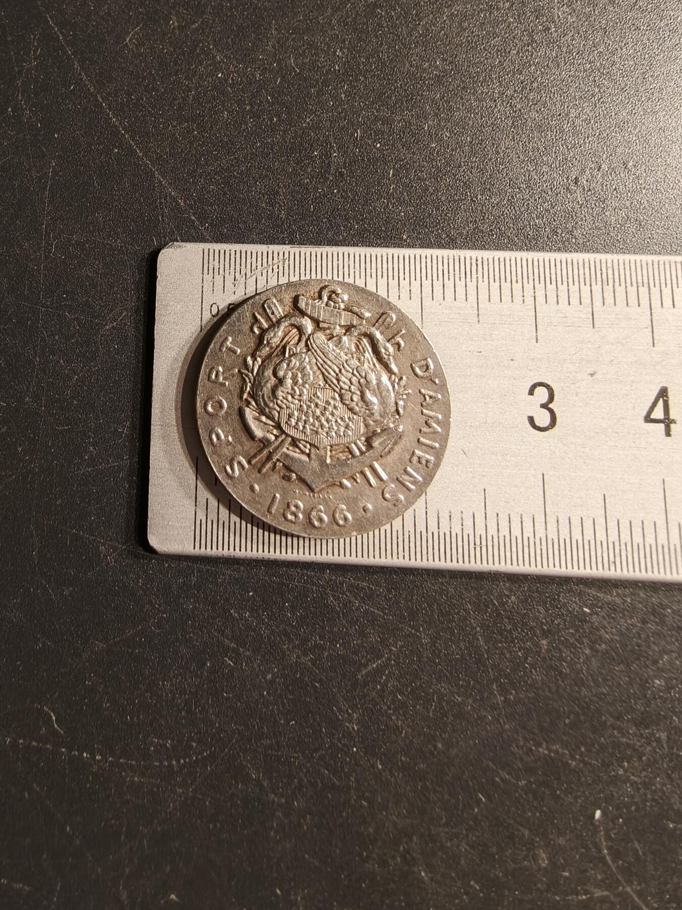 老王徽章第166期 法国亚眠市体育协会银章     950银    直径22mm.    重量6g