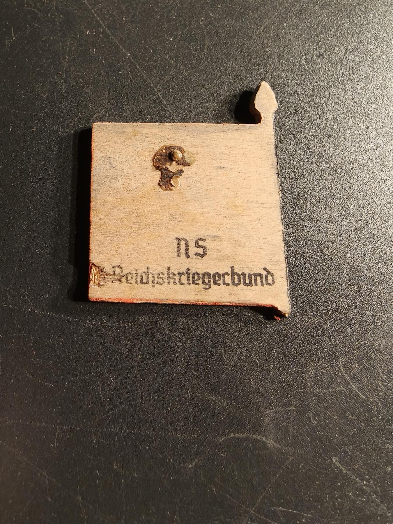 老王徽章第166期 德三战争受害者福利组织旗帜证章
