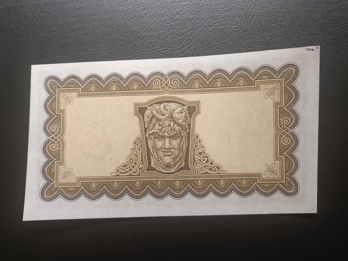 2025十一月第七期，总205期 爱尔兰1948年5镑AUNC角有洞无47，早期下方有英爱两国货币互换协议的版本，爱尔兰人格化象征“拉维利夫人”