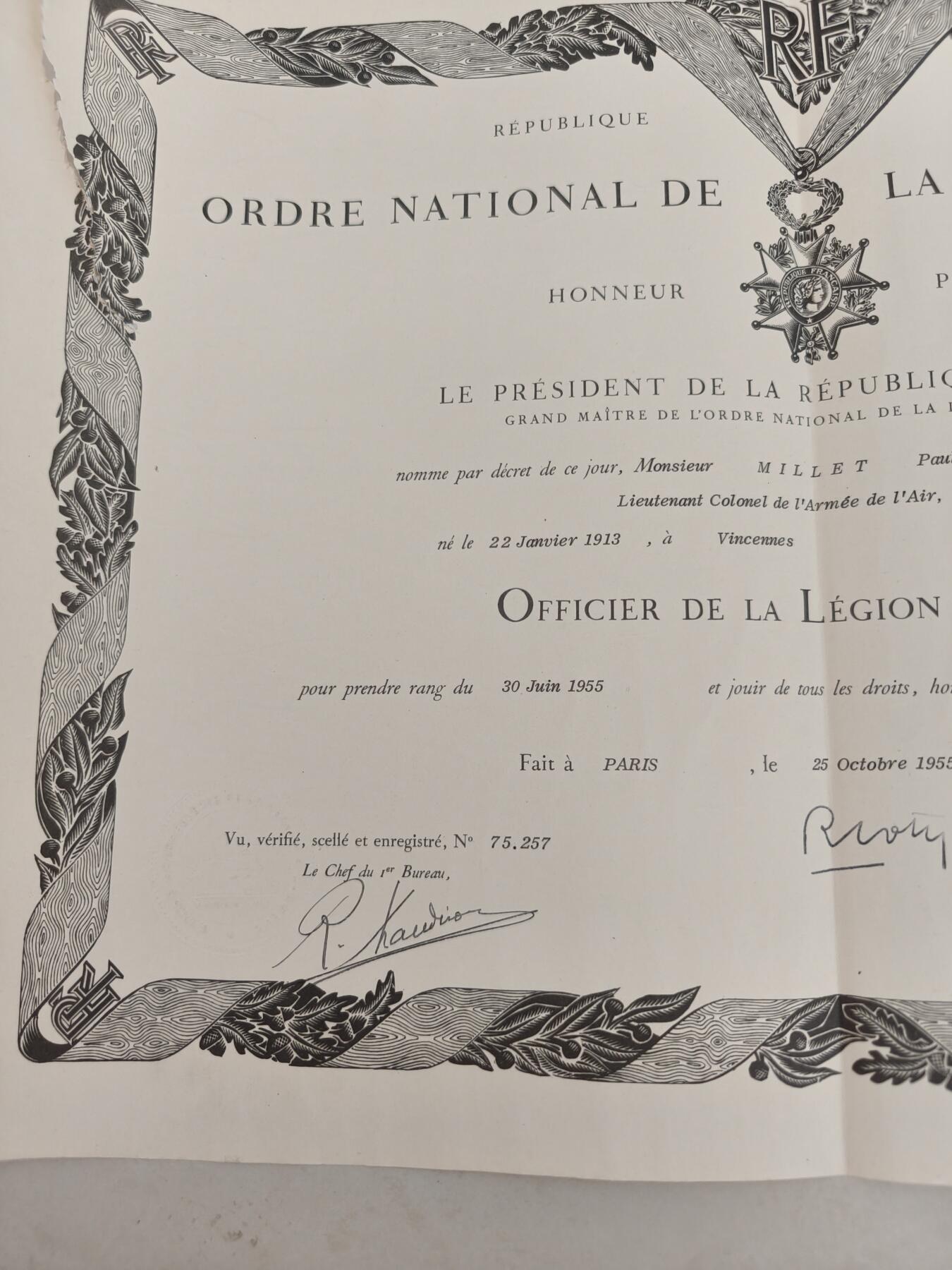 老王徽章第166期 法国军官级荣誉军团勋章证书    四共时期     左上有损     1955年授予空军中校