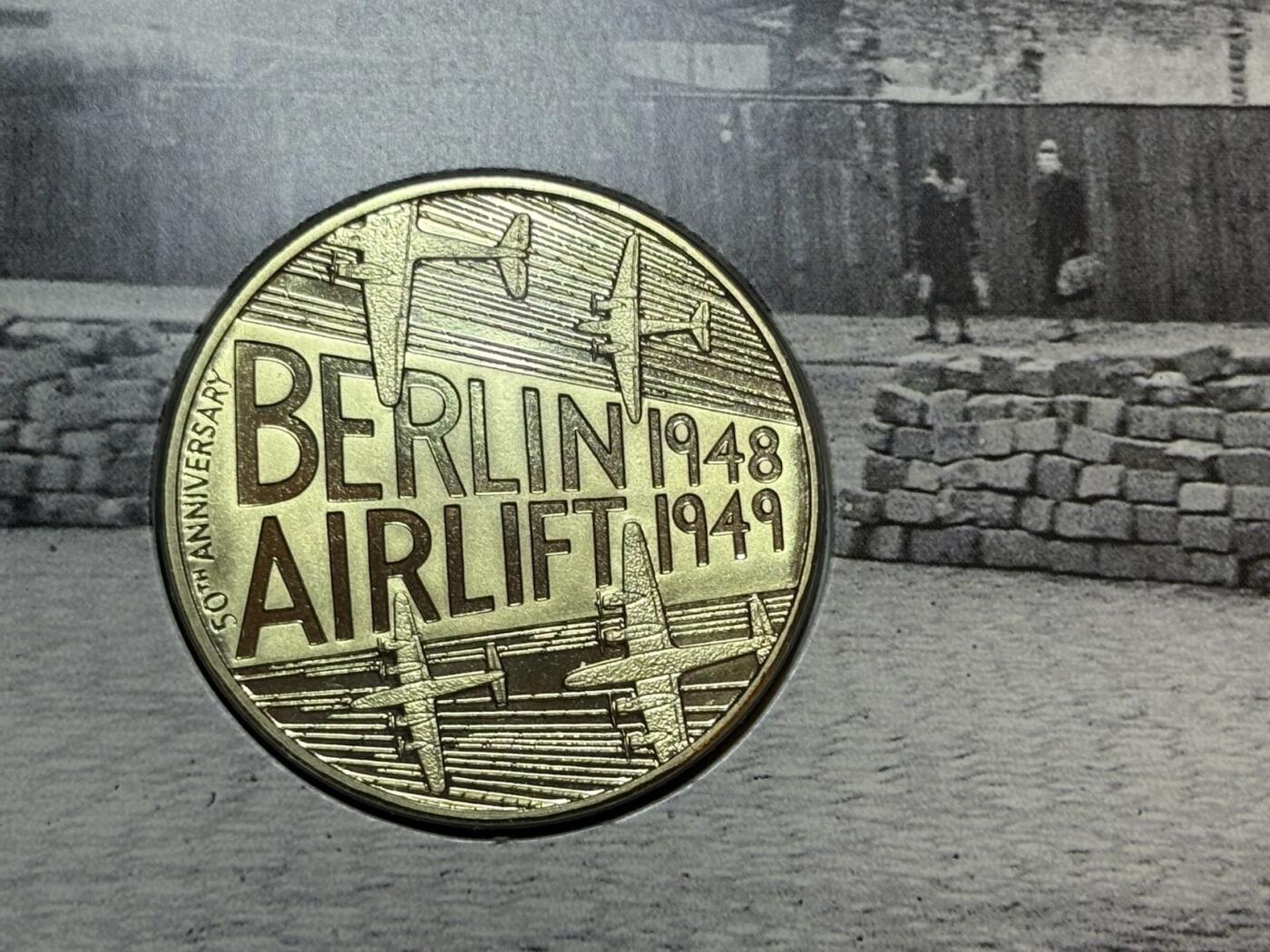 盛世勋华——号角文化勋章邮票专场拍卖第291期 英国1999年柏林危机（柏林空运成功50周年）纪念首日邮币封，包括纪念章+主题邮票+历史资料的组合类藏品，兼具历史纪念与收藏属性，纪念1948-1949年柏林空运50周年——这是二战后美苏冷战初期，西方阵营向被封锁的西柏林空运物资的行动，是冷战早期的标志性事件。限量发行，编号29500