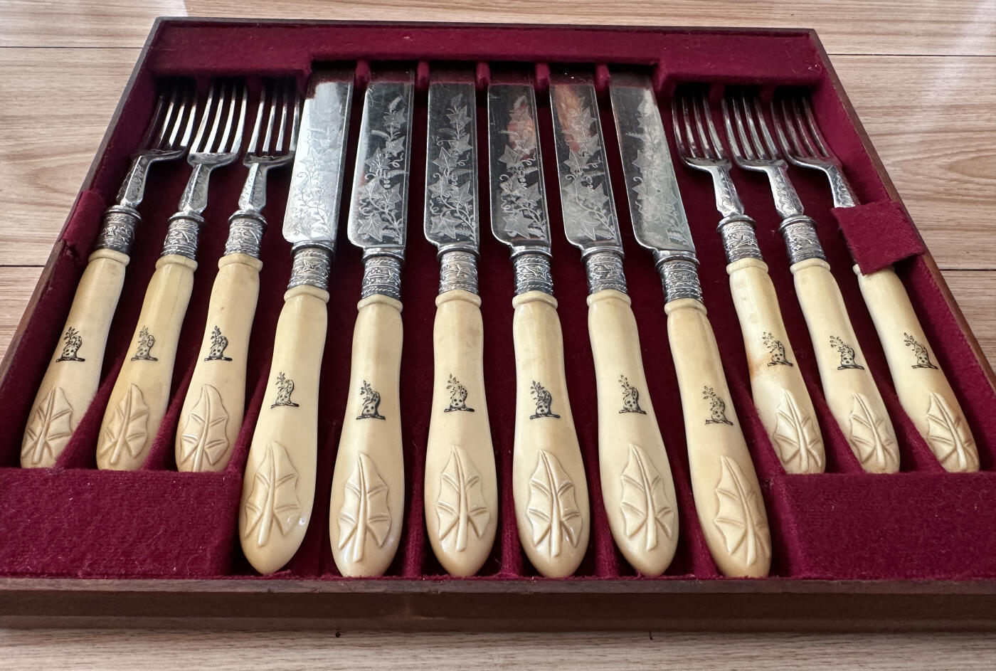 【俄甄集藏】2025年(045)12-03 星期三 晚 19:30 全场包邮 英国伦敦1870-1893年威廉·胡顿&父子制银公司出品古董刻花白色珍贵材料柄镀银餐刀、餐叉24支一套，原木盒，刀长：215mm，叉长：180mm，总重量：851克，设计精美，保存完好