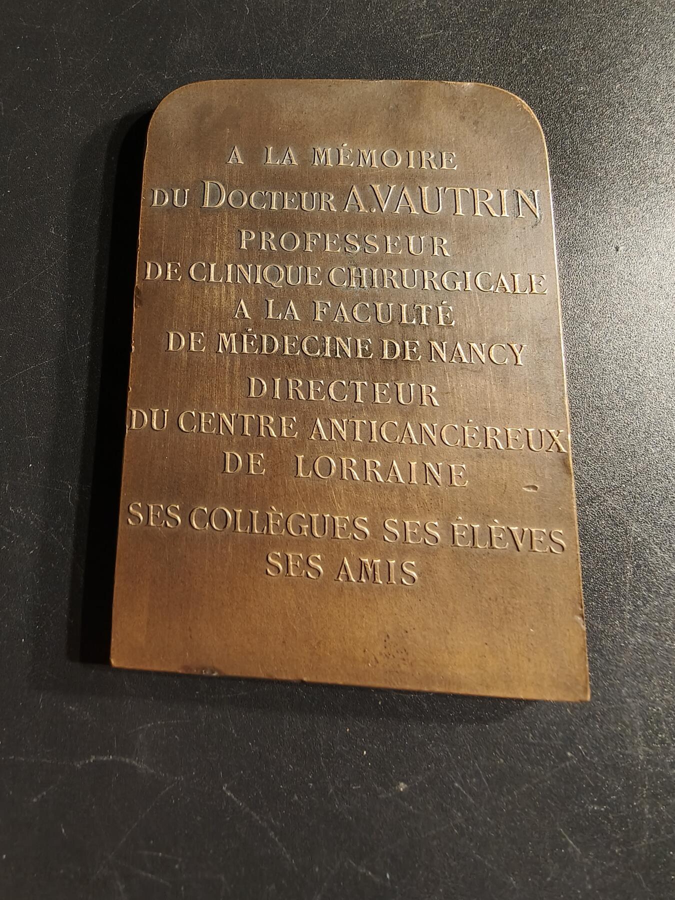 老王徽章第166期 法国南锡临床医疗协会A·沃特林教授方向大铜章    大师普鲁多姆作品    尺寸75×52mm.    重量113.7g