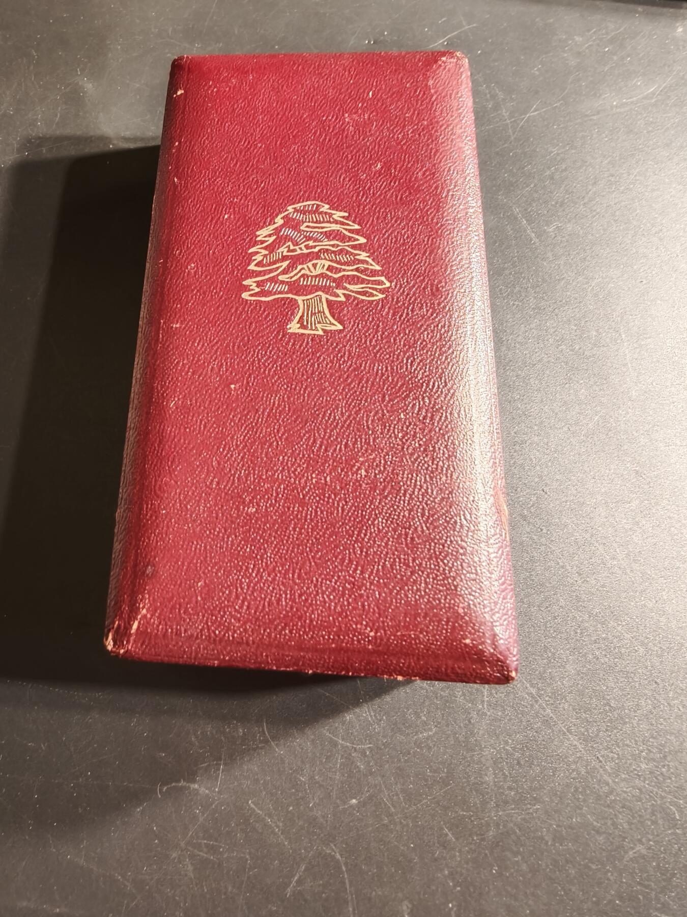 老王徽章第166期 黎巴嫩骑士级雪松勋章     原盒带证书（左下角有点小折损）和一点获得者的剪报    颁发于1965年     获得者为法国人皮埃尔•德莱唐先生      最后一张为简要履历翻译 