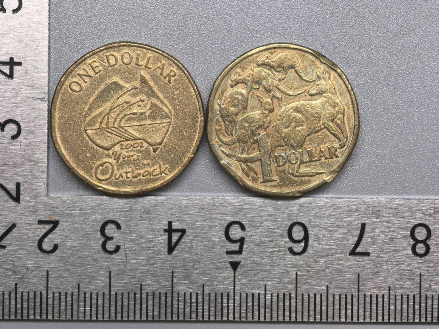 小驴勋章奖章收藏11月29日周六晚六点拍卖（珍爱和平，收藏战争，铭记历史，勿忘国耻，忠党爱国。有偿代拍，送拍规则在简介最后，参拍须阅读规则后再参拍，关系到运费包装发货时效真假辨别等关键信息，拍卖时不再发原图，看大图店主微信码在拍卖店铺介绍里） 澳大利亚1984、2002年1澳元硬币一对