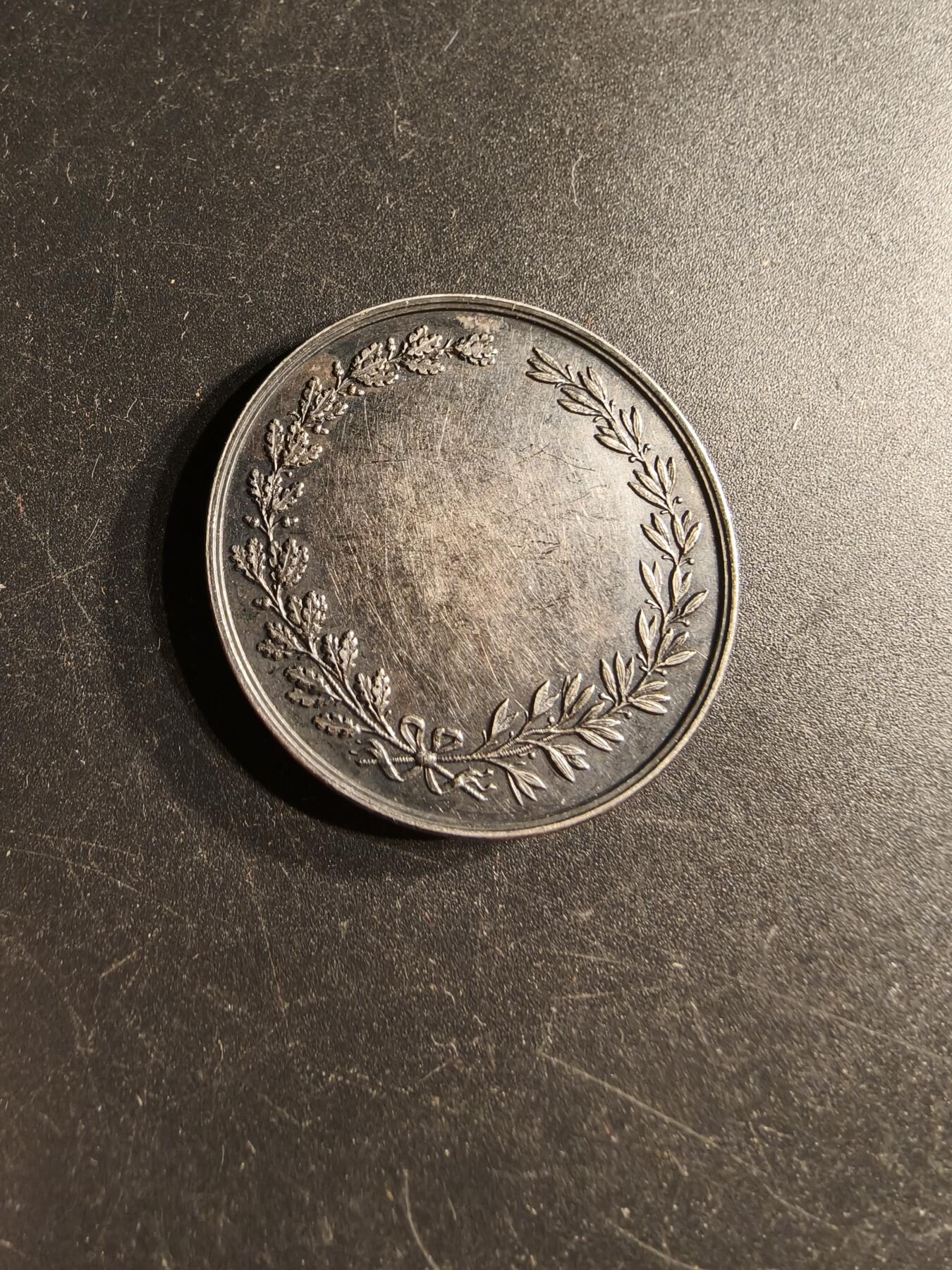 老王徽章第166期 法国里尔市议会大银章    950银    直径36mm.   重量22.6g