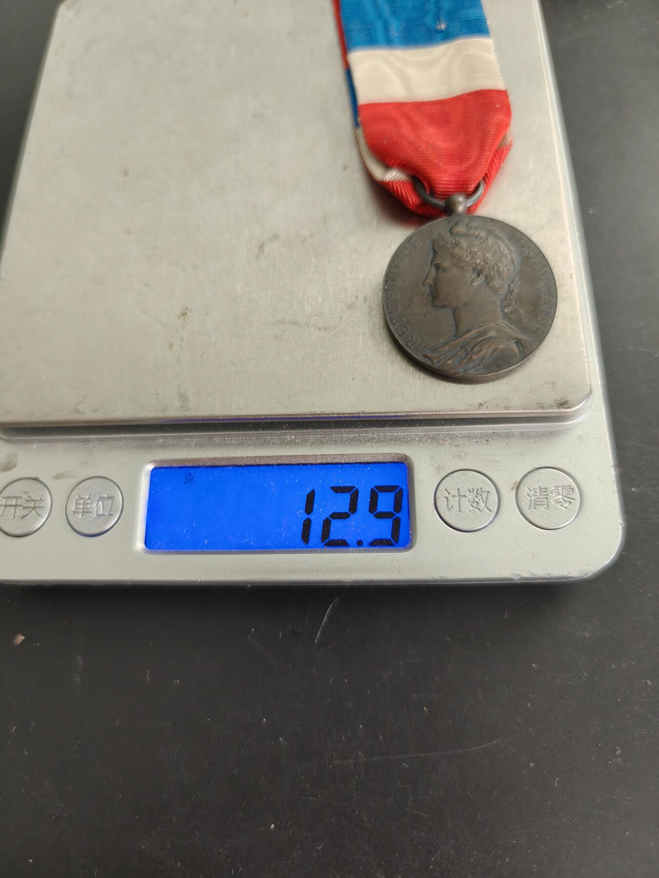 老王徽章第166期 法国银级劳工奖章     原盒    1914年一战时期版本    做工精湛    950银材质      12.9g