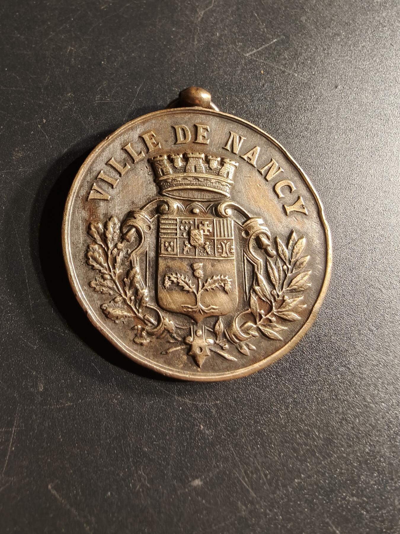 老王徽章第166期 法国南锡音乐协会镀银铜奖章     直径41mm.    重量30g