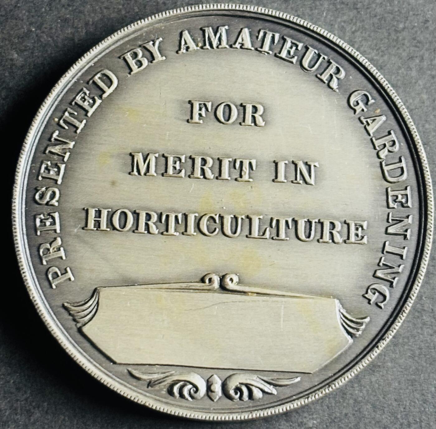 文馨钱币收藏第 283 场，【大雪鉴珍，寒英缀金】金银纪念币精品场，诚邀您的参与【长期接代拍品】 少见 1967 年皇家园艺学会花神与果树女神大纪念章，直径 44.6 厚度 3.6mm 重 39.1 克