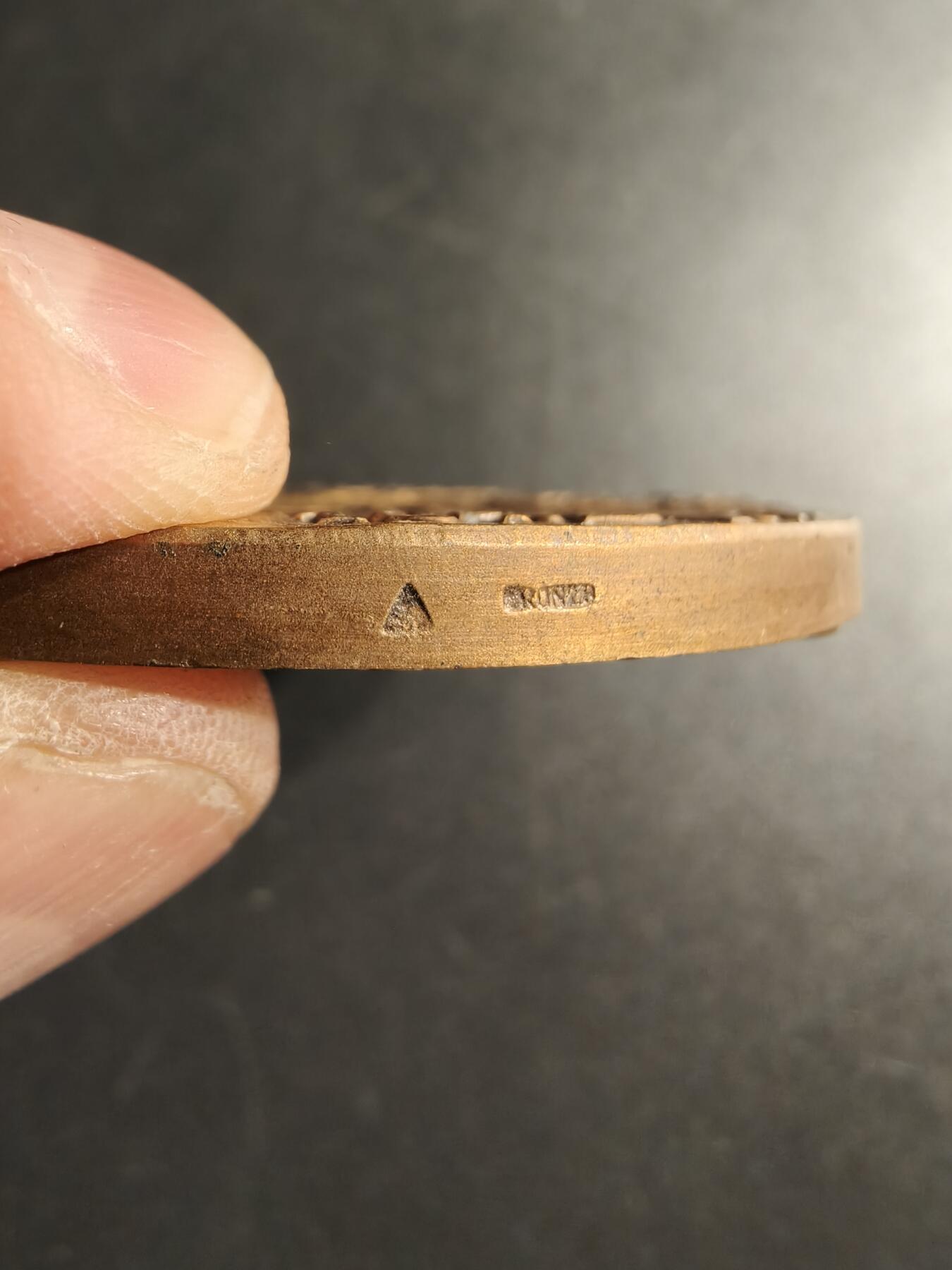 老王徽章第166期 法国Thaon 洗衣染色厂百年大铜章    直径68mm.   重量149.6g