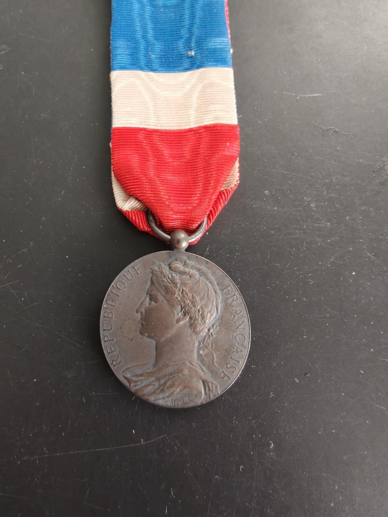 老王徽章第166期 法国银级劳工奖章     原盒    1914年一战时期版本    做工精湛    950银材质      12.9g