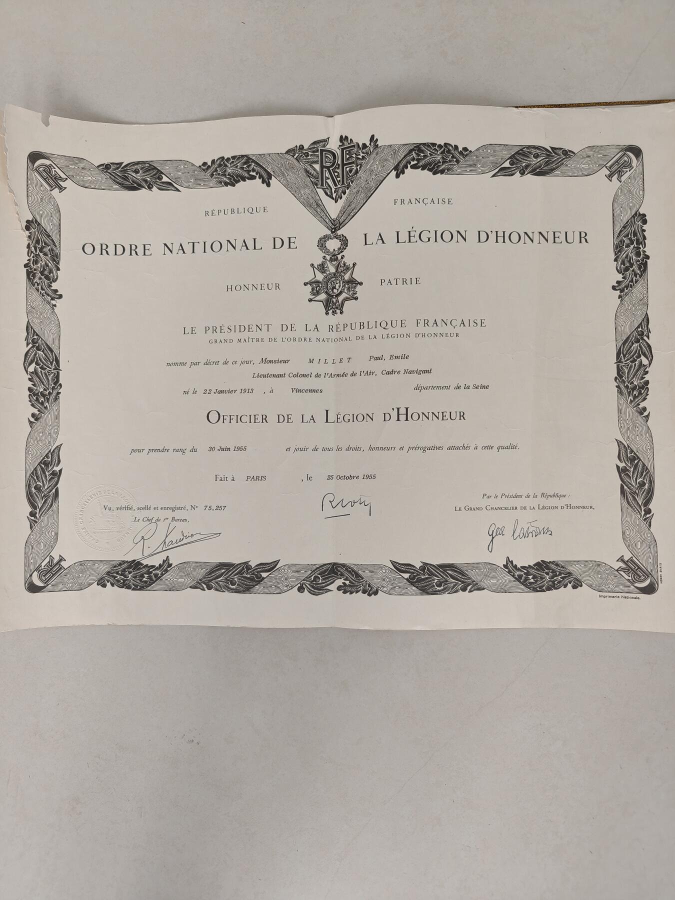 老王徽章第166期 法国军官级荣誉军团勋章证书    四共时期     左上有损     1955年授予空军中校