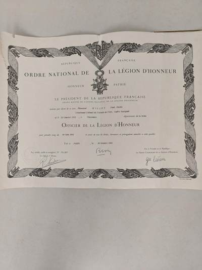 老王徽章第166期 - 法国军官级荣誉军团勋章证书    四共时期     左上有损     1955年授予空军中校