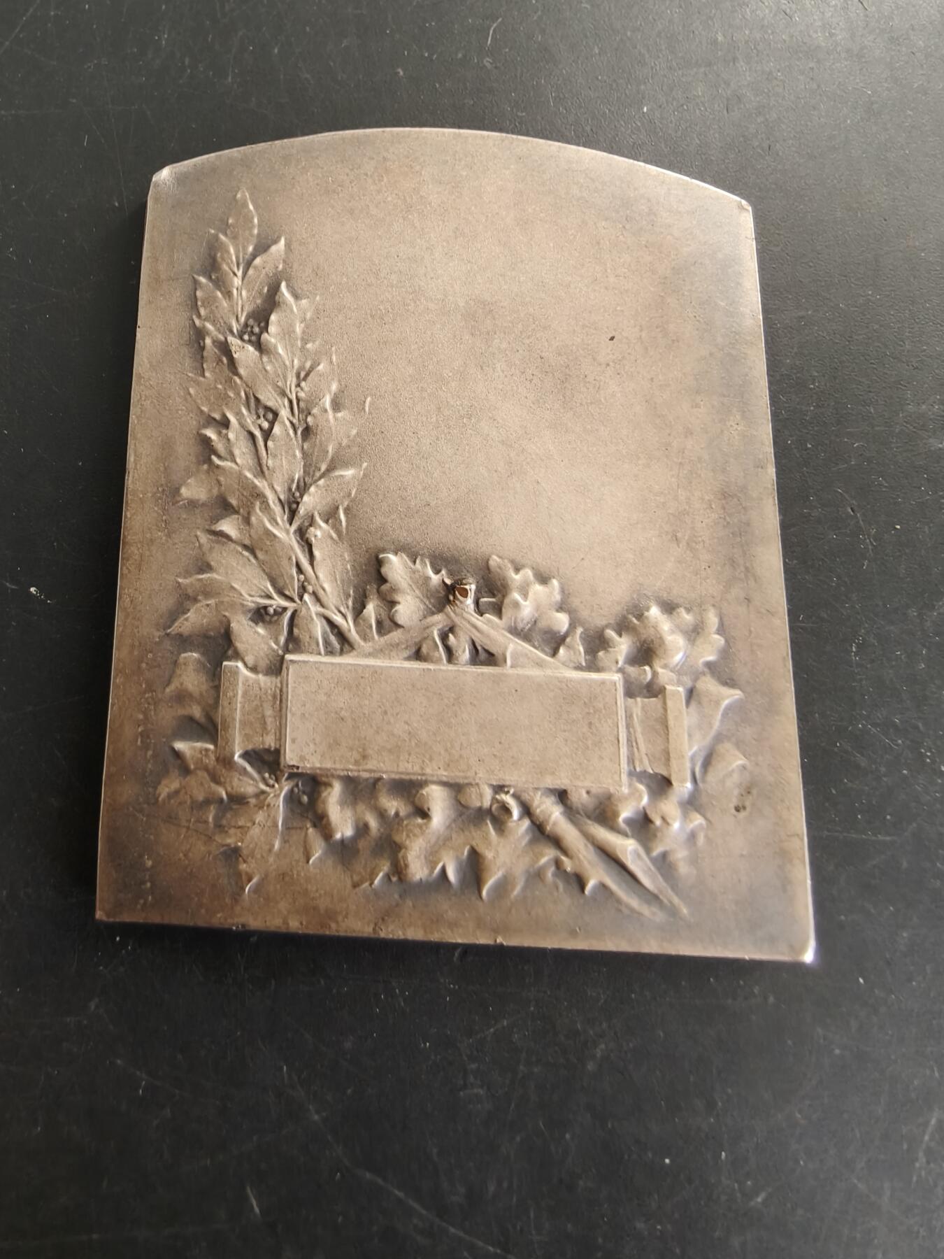 老王徽章第166期 法国射击协会方形镀银大铜章    原盒    尺寸58×46mm.  重量66.1g