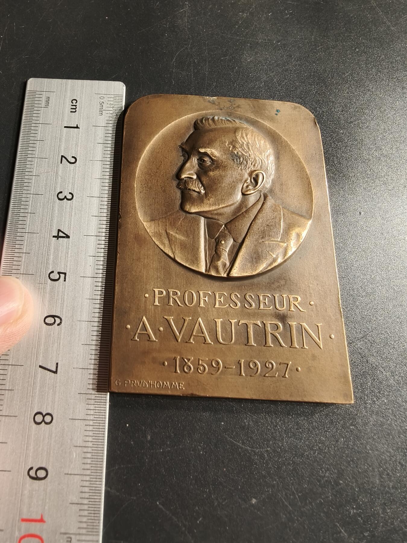 老王徽章第166期 法国南锡临床医疗协会A·沃特林教授方向大铜章    大师普鲁多姆作品    尺寸75×52mm.    重量113.7g