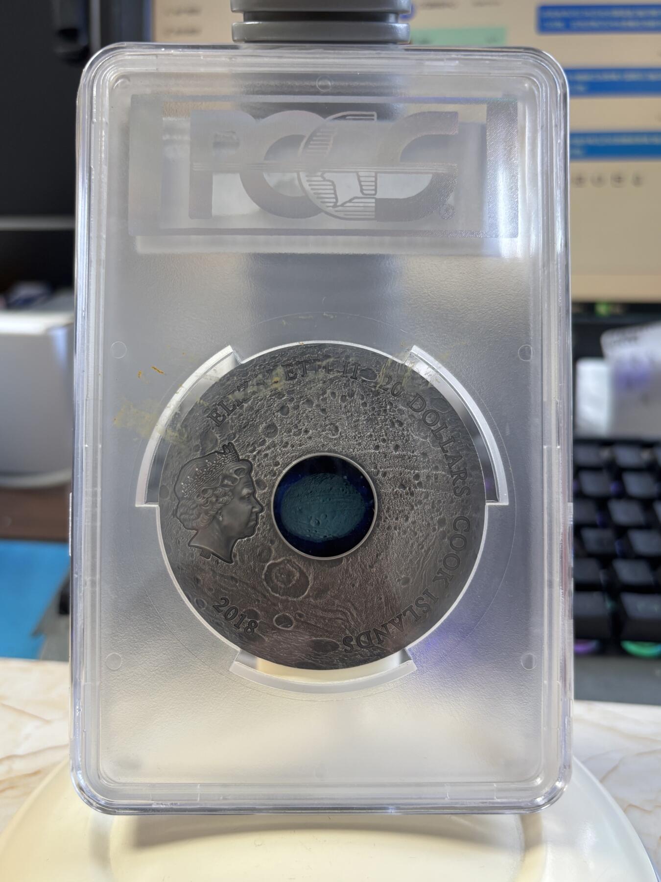 第183期拍卖  库克2018年灶神星镶嵌HED陨石仿古3盎司银币PCGS-MS70首无原盒证书，999银，发行333枚，