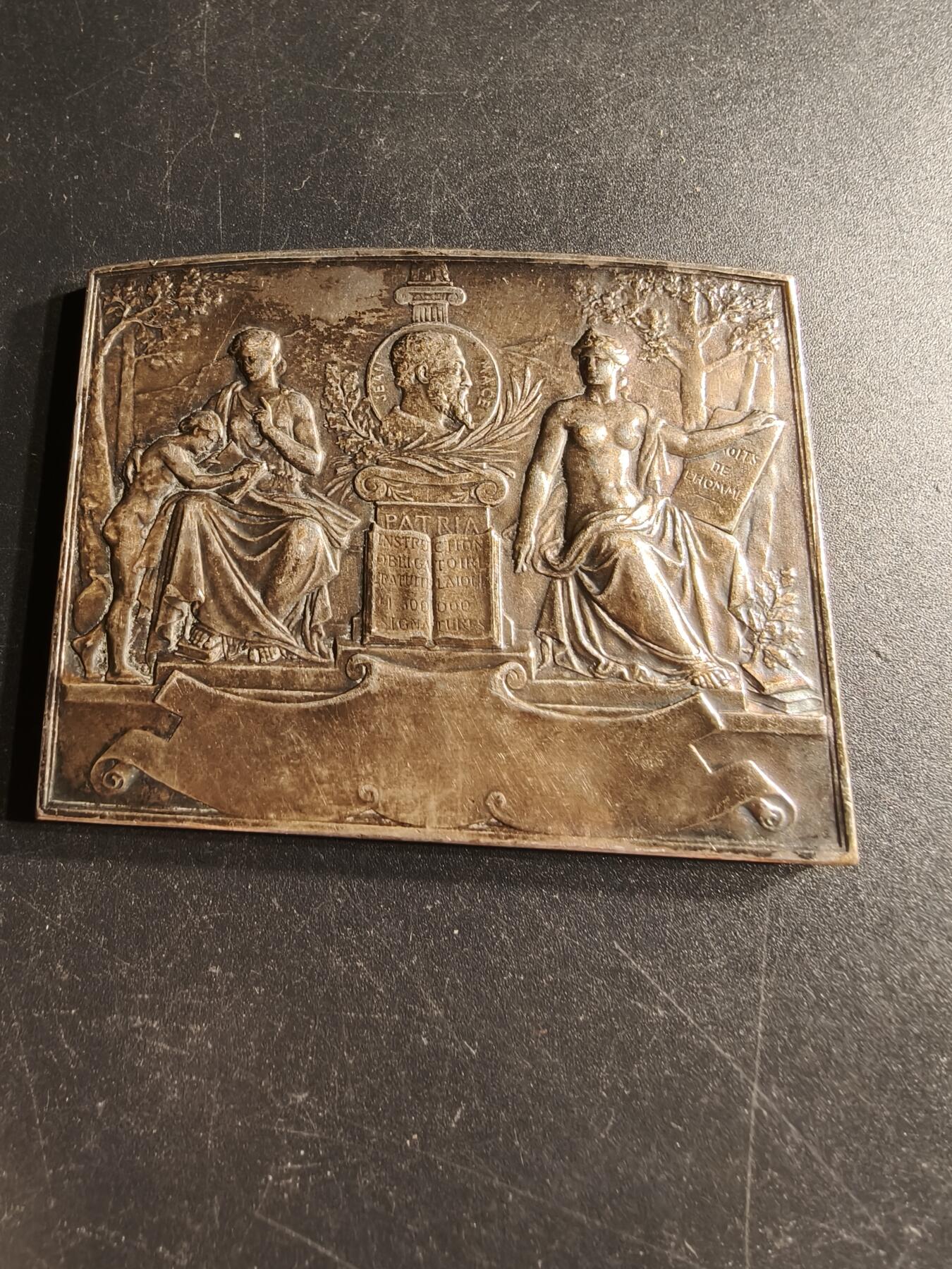 老王徽章第166期 法兰西教育联盟方形镀银大铜章    尺寸61×42mm.   重量90g