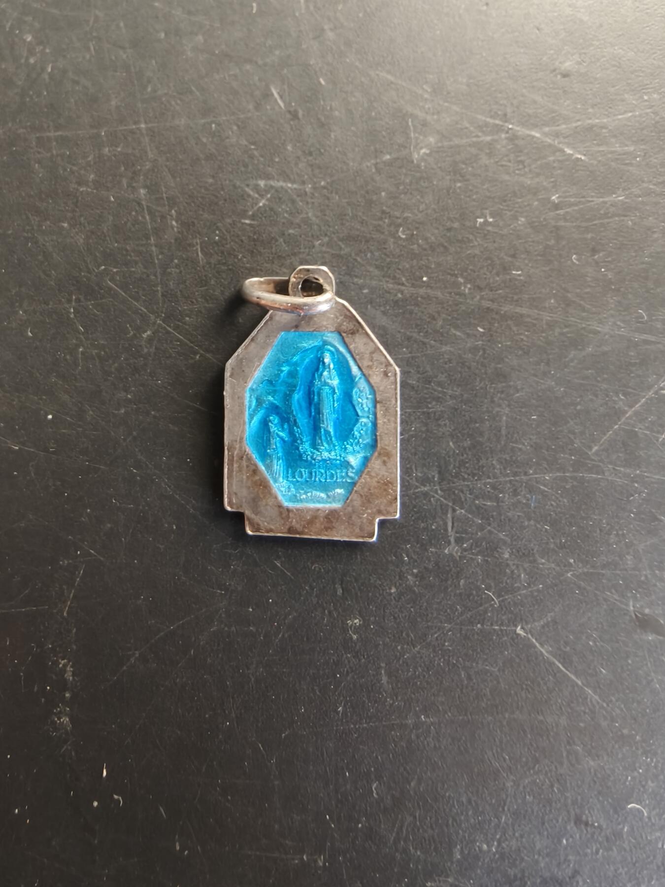 老王徽章第166期 法国天主教会纪念章    银质珐琅     1.9g