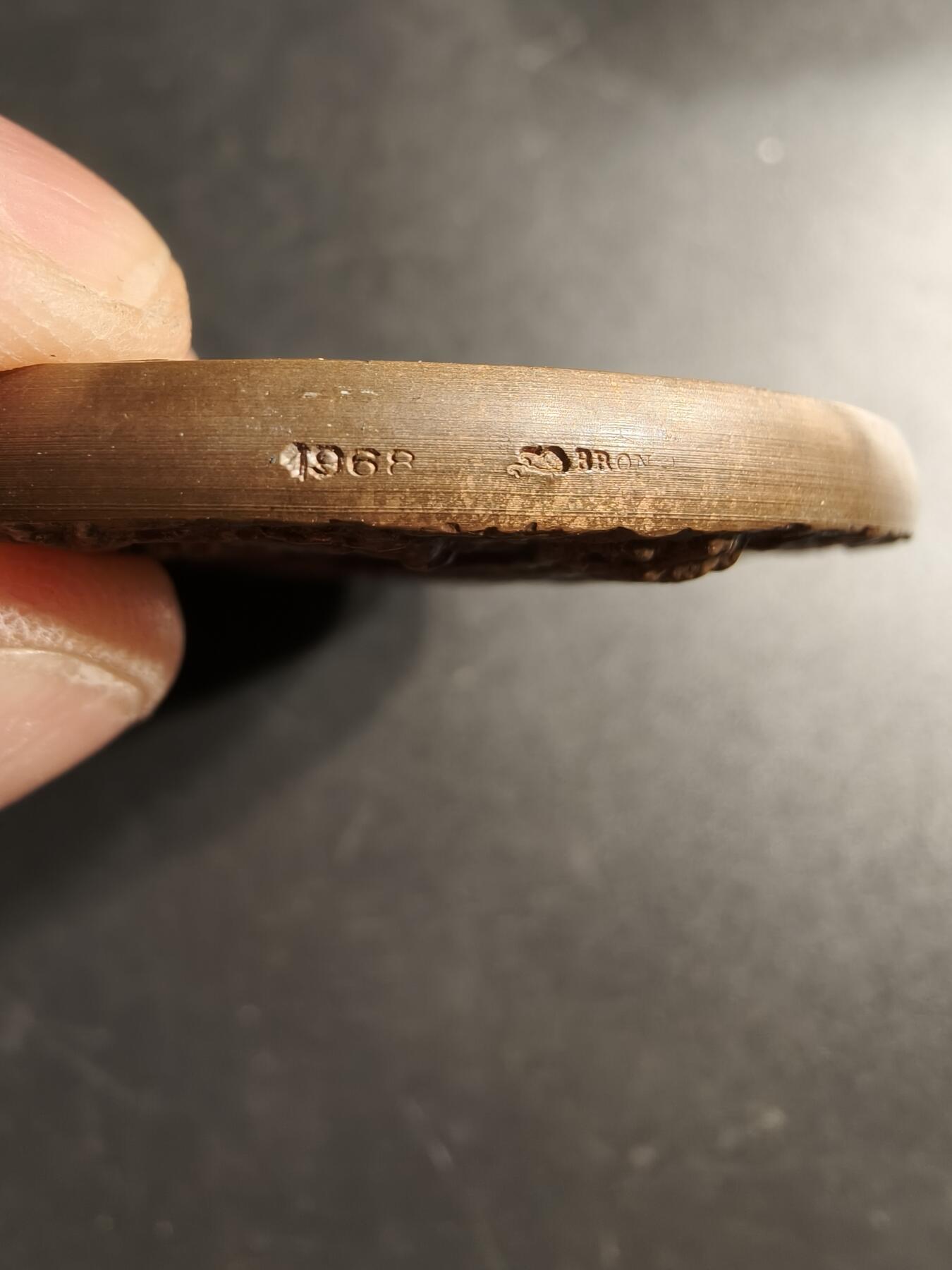 老王徽章第166期 法国一战胜利50周年大铜章     直径68mm.   重量173.2g.     手持旗帜的胜利女神形象