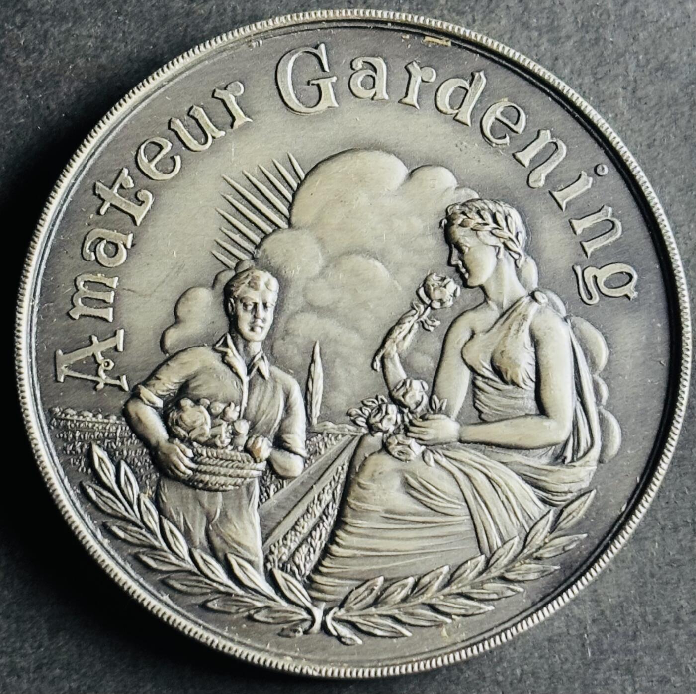 文馨钱币收藏第 283 场，【大雪鉴珍，寒英缀金】金银纪念币精品场，诚邀您的参与【长期接代拍品】 少见 1967 年皇家园艺学会花神与果树女神大纪念章，直径 44.6 厚度 3.6mm 重 39.1 克