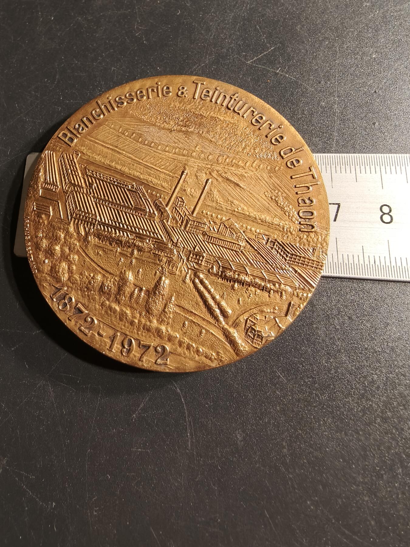 老王徽章第166期 法国Thaon 洗衣染色厂百年大铜章    直径68mm.   重量149.6g