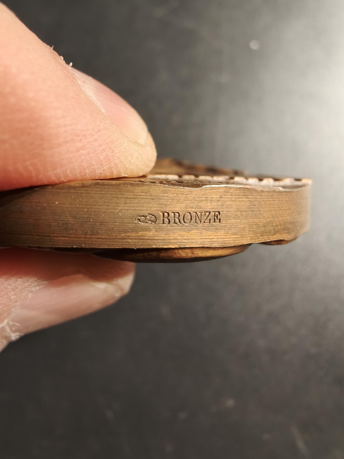 老王徽章第166期 法国互助会大铜章    高浮雕     “人人为我，我为人人”      直径68mm.    重量198.6g