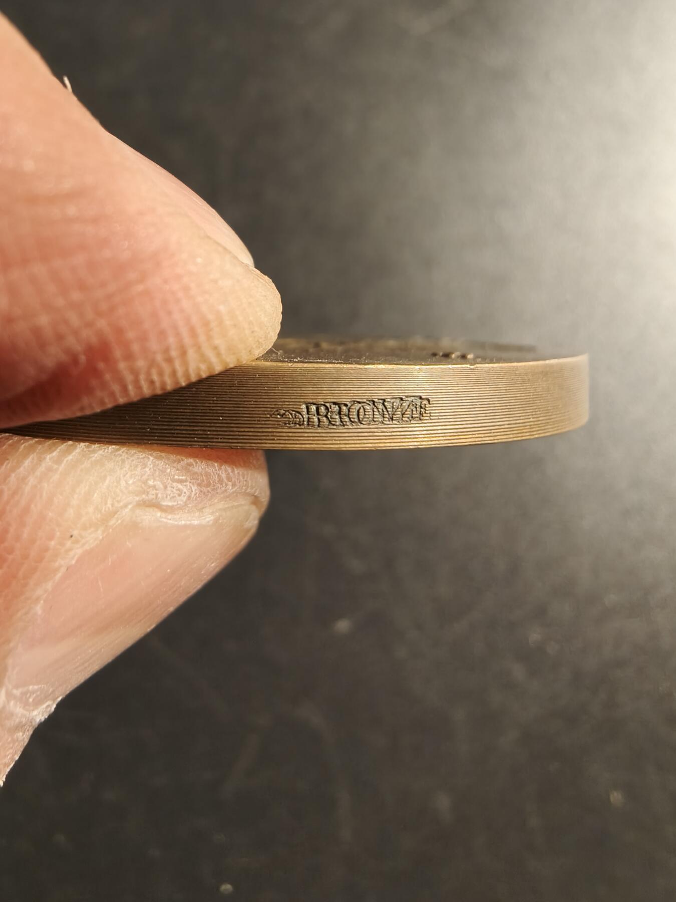 老王徽章第166期 法国体育教育协会大铜章    田径人物    直径50mm.    重量61.3g