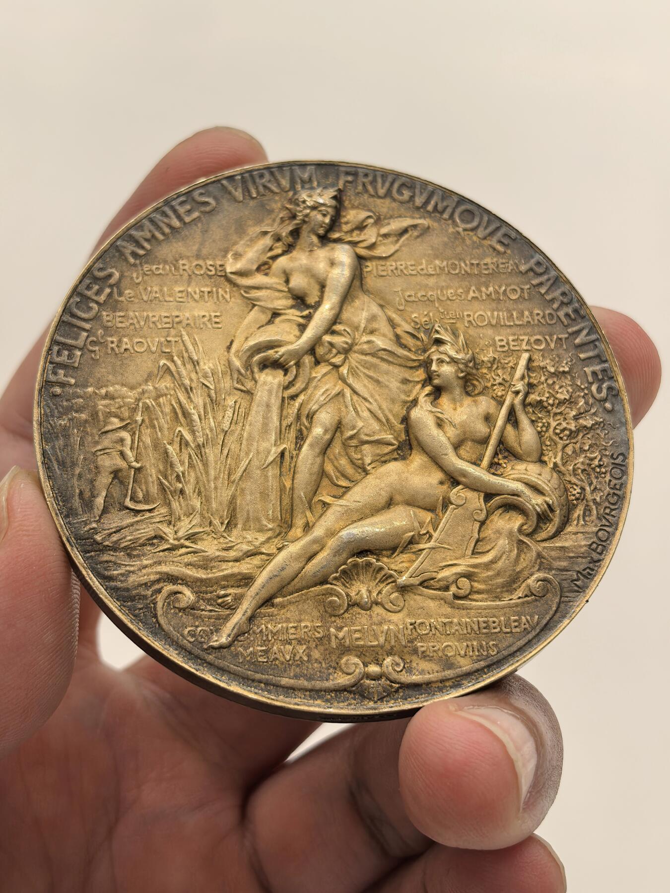 博洋堂世界钱币拍卖第149期（全场包邮） 法国新艺术时期财富双女神银章，直径63mm，重约117克，雕刻极其精美，画面感极丰富的一枚银章，银镀金版，背面无刻字，极其罕见的一枚奖章