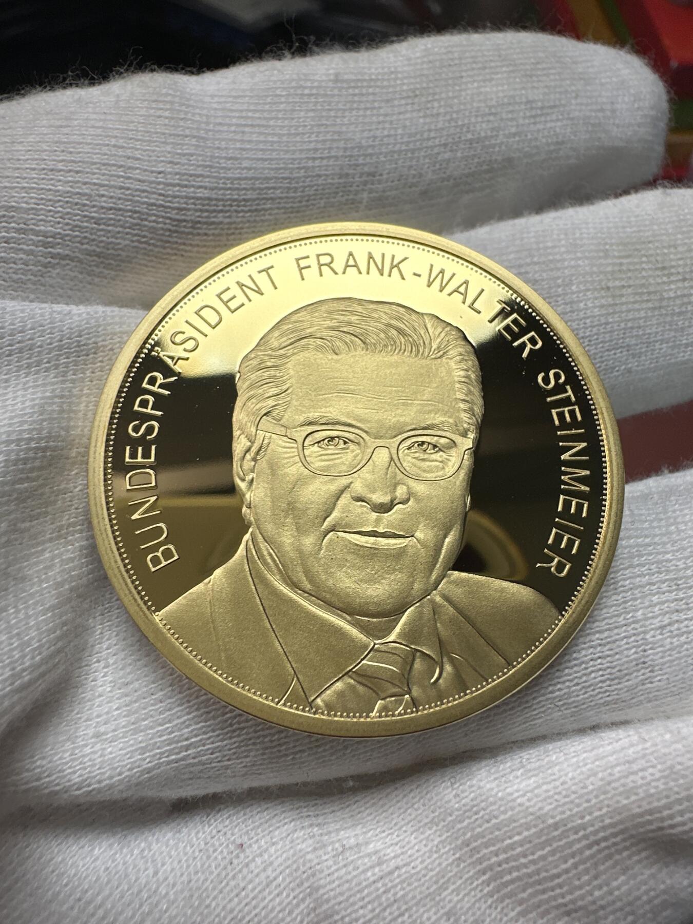 12.4铜章专场 2017年德意志联邦共和国第12任联邦总统弗兰克 瓦尔特·施泰因迈尔高浮雕精致镀金铜章 40mm