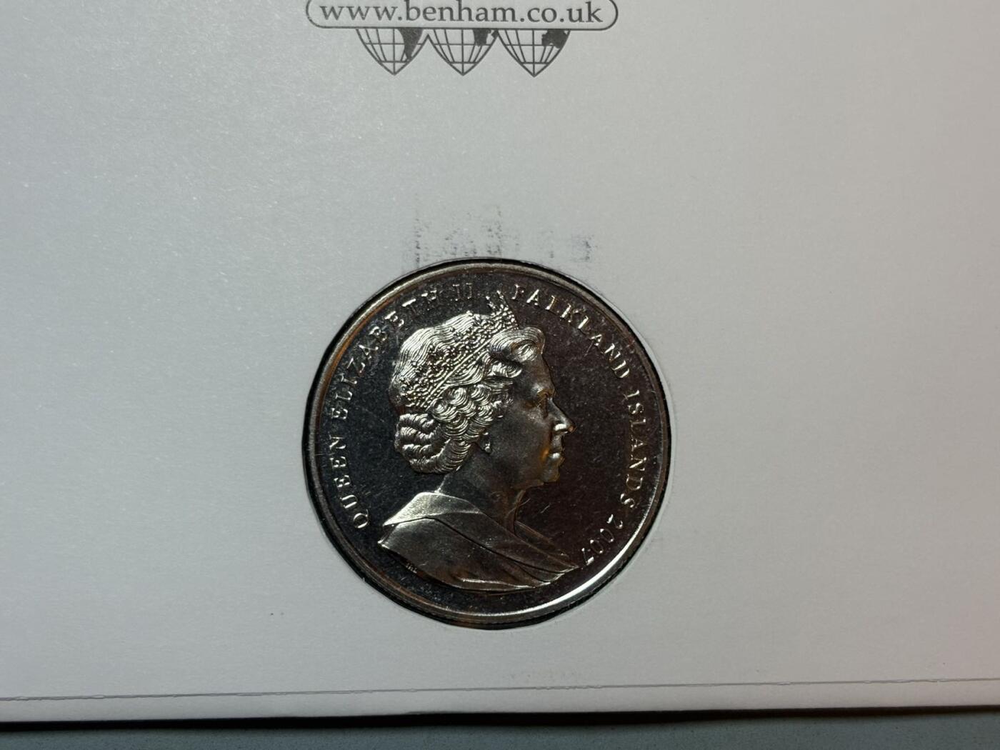 盛世勋华——号角文化勋章邮票专场拍卖第291期 英国直布罗陀2007年马岛战争25周年纪念币首日纪念币封，包括克朗型纪念币，纪念邮票，聚焦“1982年马岛战争”，设计元素包括英军装备（战机、舰船）、战争场景、纪念标语（如“25TH ANNIVERSARY FALKLANDS CONFLICT”），是英方视角的战争历史载体。