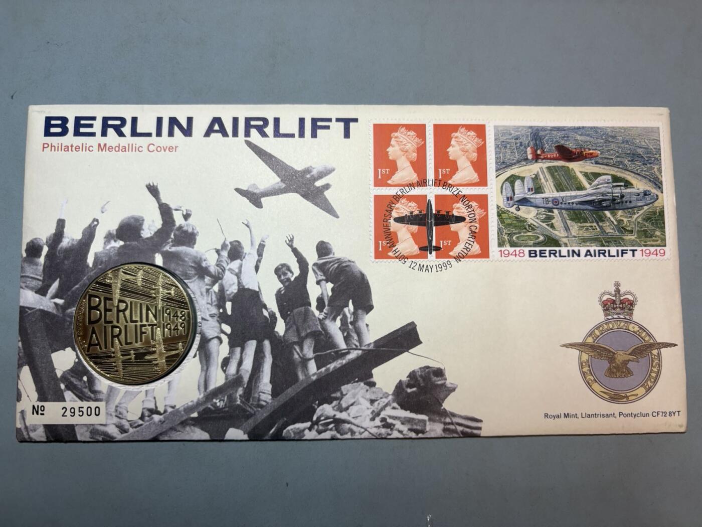 盛世勋华——号角文化勋章邮票专场拍卖第291期 英国1999年柏林危机（柏林空运成功50周年）纪念首日邮币封，包括纪念章+主题邮票+历史资料的组合类藏品，兼具历史纪念与收藏属性，纪念1948-1949年柏林空运50周年——这是二战后美苏冷战初期，西方阵营向被封锁的西柏林空运物资的行动，是冷战早期的标志性事件。限量发行，编号29500