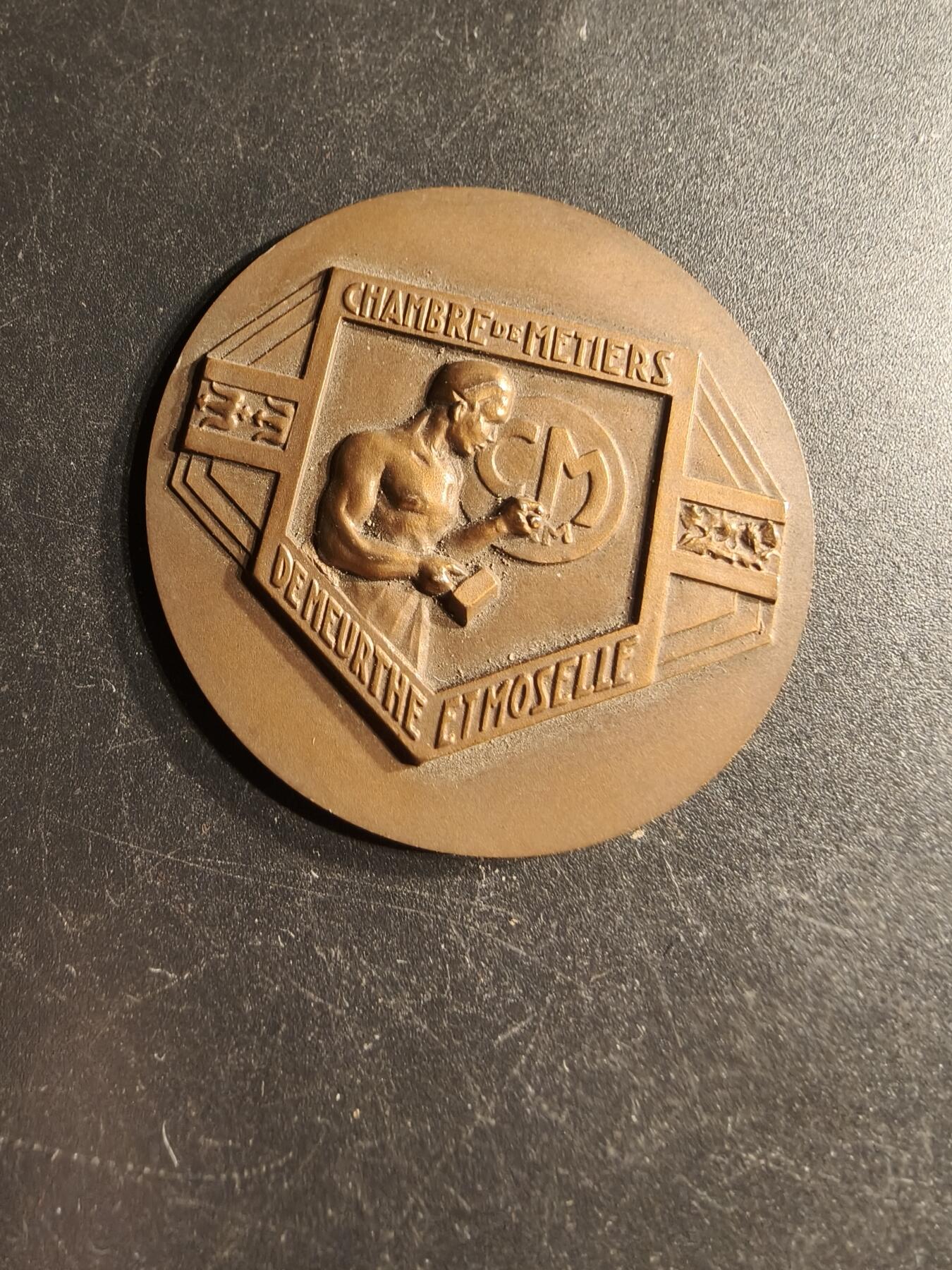 老王徽章第166期 法国默尔特-摩泽尔手工艺商会大铜章     直径44mm.    重量27.7g