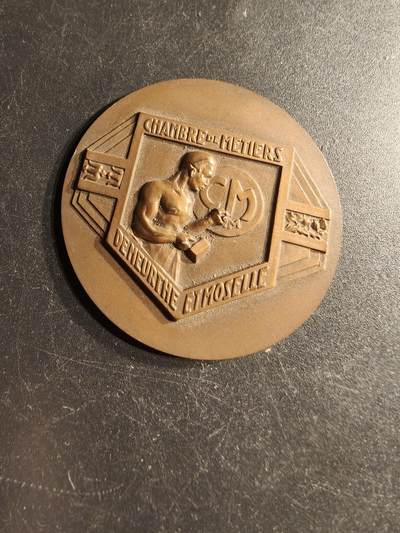 老王徽章第166期 - 法国默尔特-摩泽尔手工艺商会大铜章     直径44mm.    重量27.7g