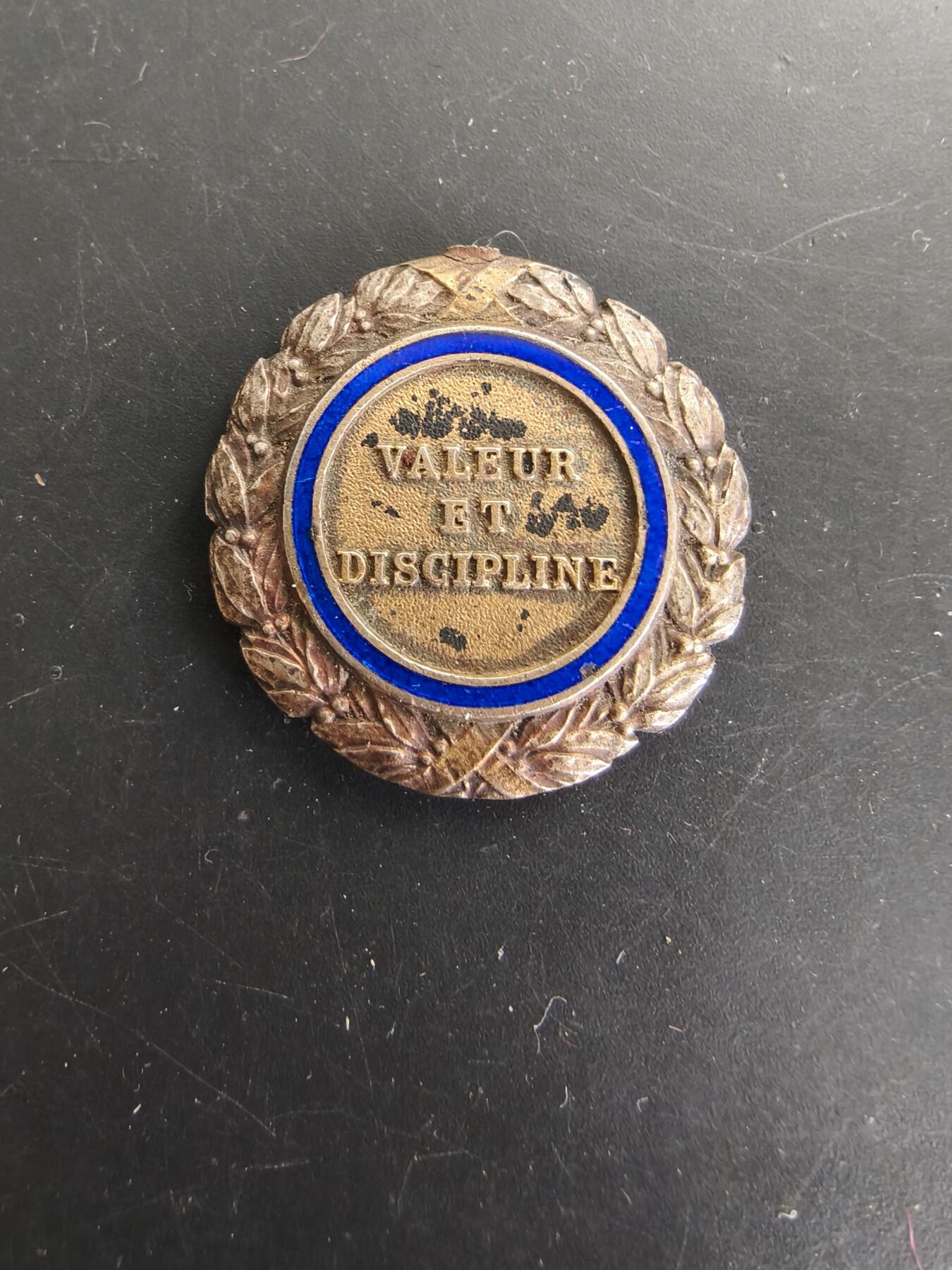 老王徽章第166期 法国军事奖章     三共时期    950银镀金珐琅    断头章     13.4g