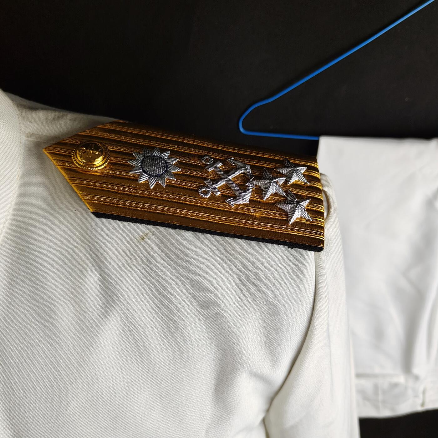 0元起拍勋章 第314期 咸鱼国勋章拍卖专场 11月30日（周日）下午6：00开始 民国白色立领夏服一套 上将阶级 胸围102 肩宽46 衣长78 袖长59 领围41 腰围82 裤长101