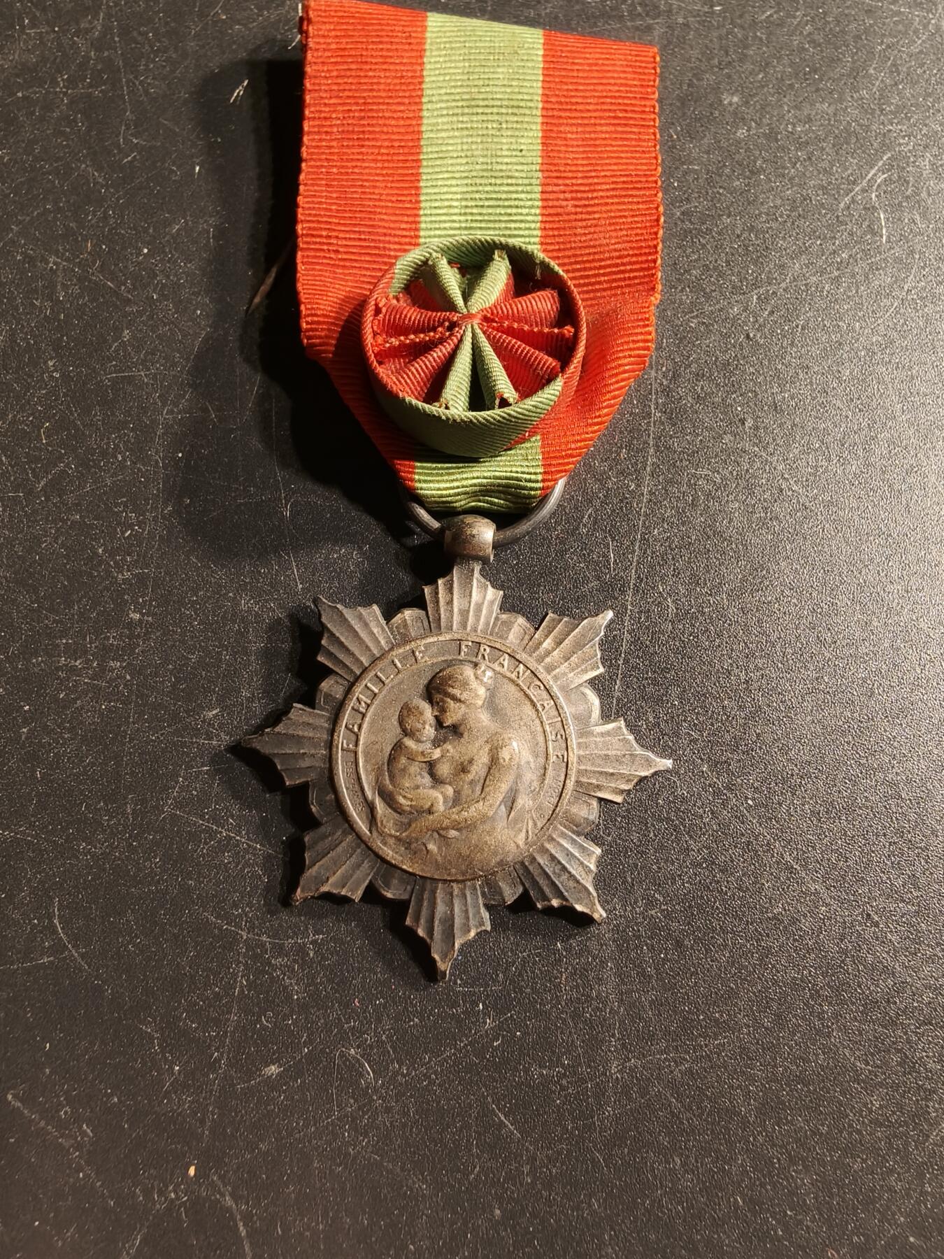 老王徽章第166期 法国银级军官级母亲奖章
