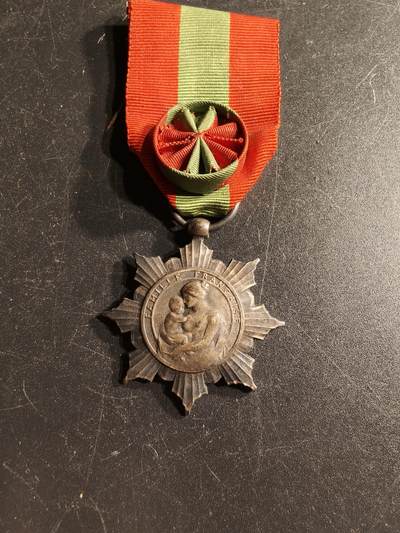 老王徽章第166期 - 法国银级军官级母亲奖章