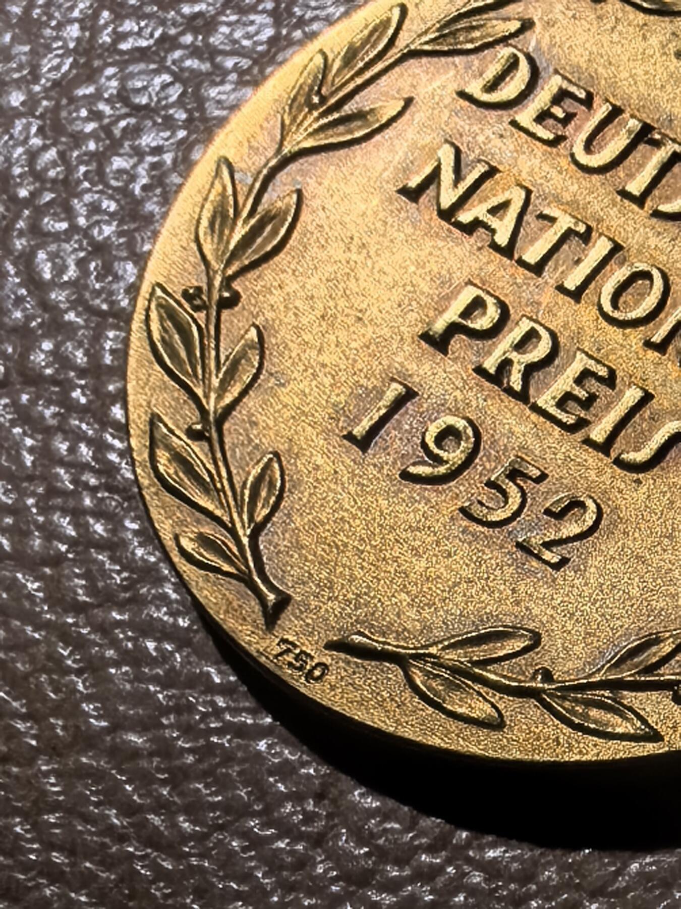 盛世勋华——号角文化勋章邮票专场拍卖第290期 东德国家荣誉 歌德奖金 高级国家勋赏 非常罕见 带原盒和勋略 1952年 章体750金标 上挂900银标 目录价1300欧参见图3