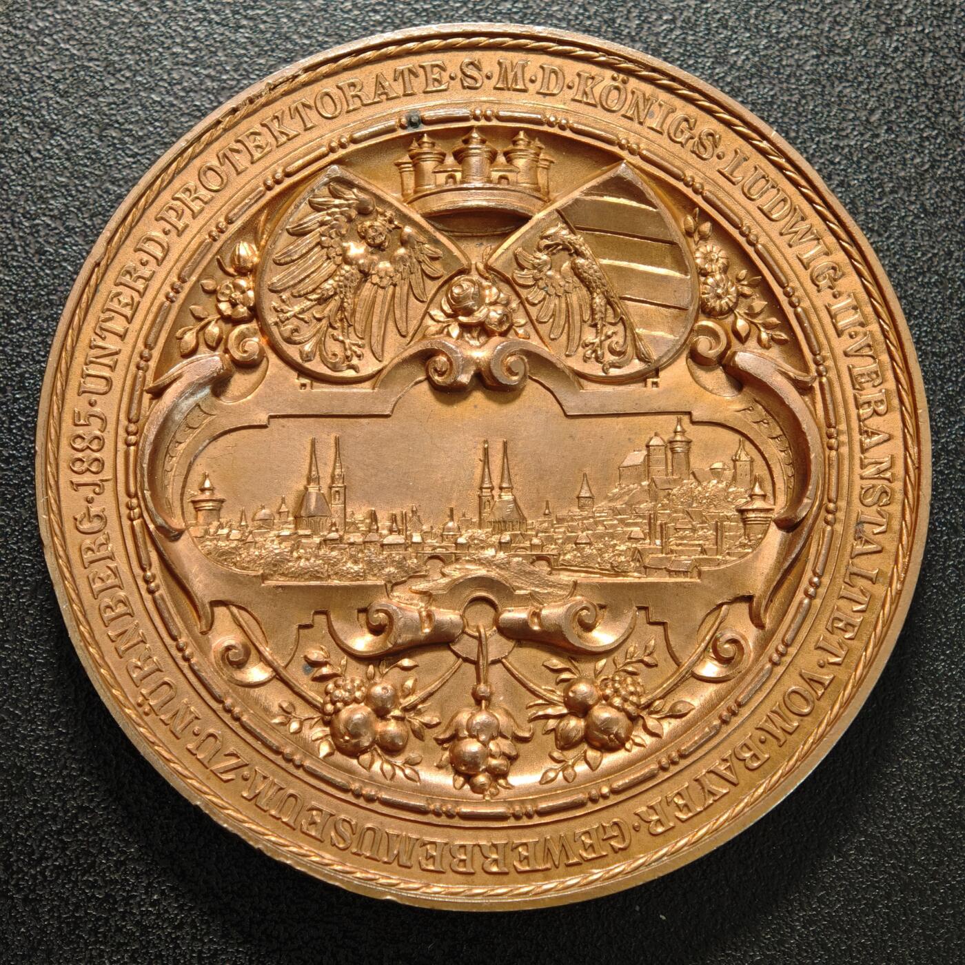 【德藏】世界币章拍卖第155期（拍品征集中~欢迎藏友联系） 1885年 德国纽伦堡国际博览会城市景观高浮雕大铜章 直径约：65.2mm；重约：163.8g 立体感十足 浮雕感极强 大尺寸压手感十足