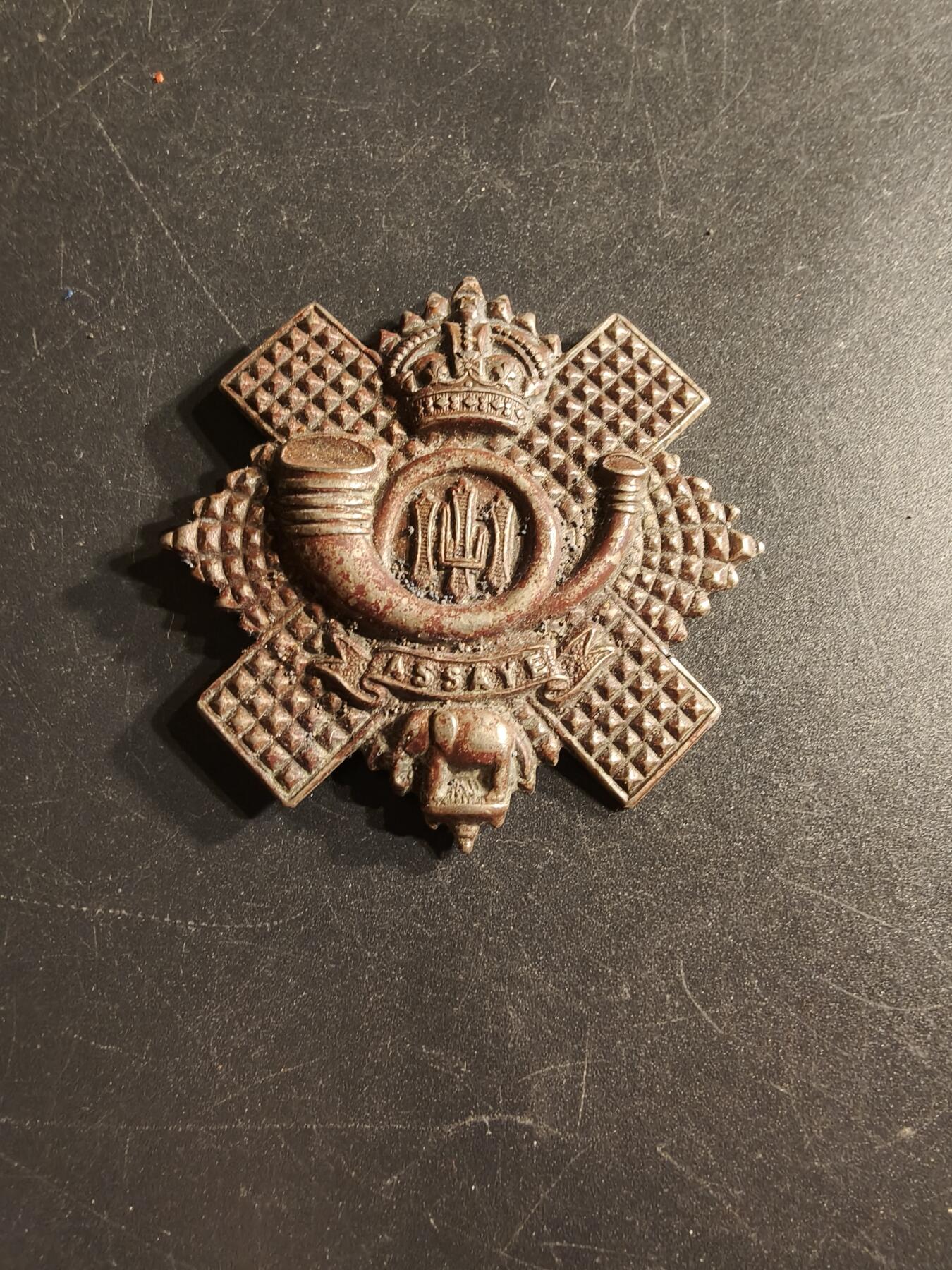 老王徽章第166期 英国陆军高地轻步兵团帽徽     一战时期     背杆损坏